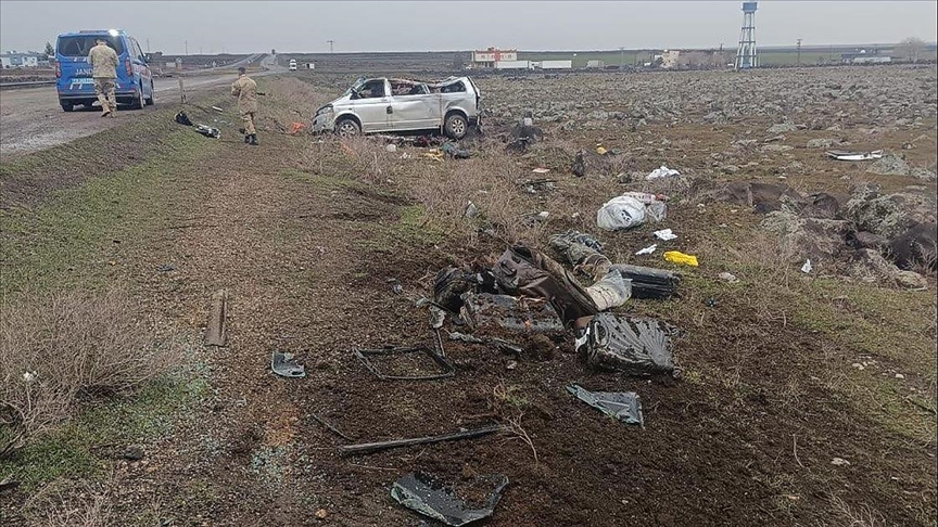 Şırnak'ta şarampole devrilen minibüste 2 kişi hayatını kaybetti, 6 kişi yaralandı.
