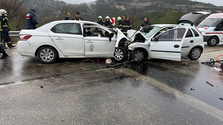 Antalya-Isparta yolunda feci kaza: 2 araç çarpıştı, 6 kişi hayatını kaybetti.