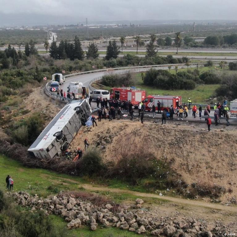 Antalya ve Burdur'da meydana gelen kazada 16 kişi yaşamını yitirdi.