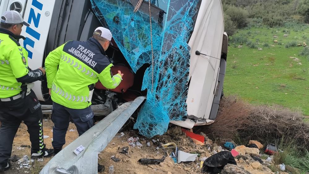Antalya ve Burdur'da peş peşe meydana gelen feci kazalarda 16 kişi hayatını kaybetti.
