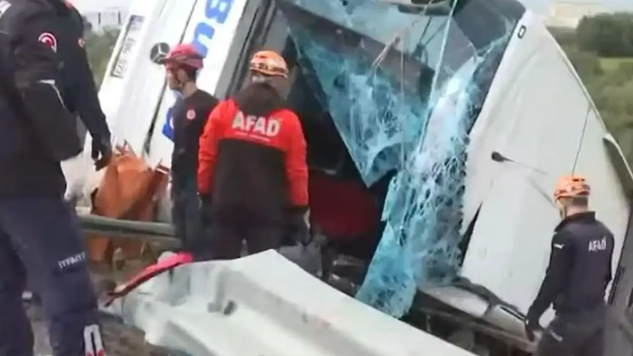 Antalya’da otobüs kazasında 8 kişi hayatını kaybetti, 26 kişi yaralandı.