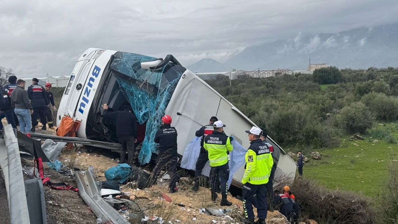 Antalya'da otobüs kazasında en az 5 kişi hayatını kaybetti.