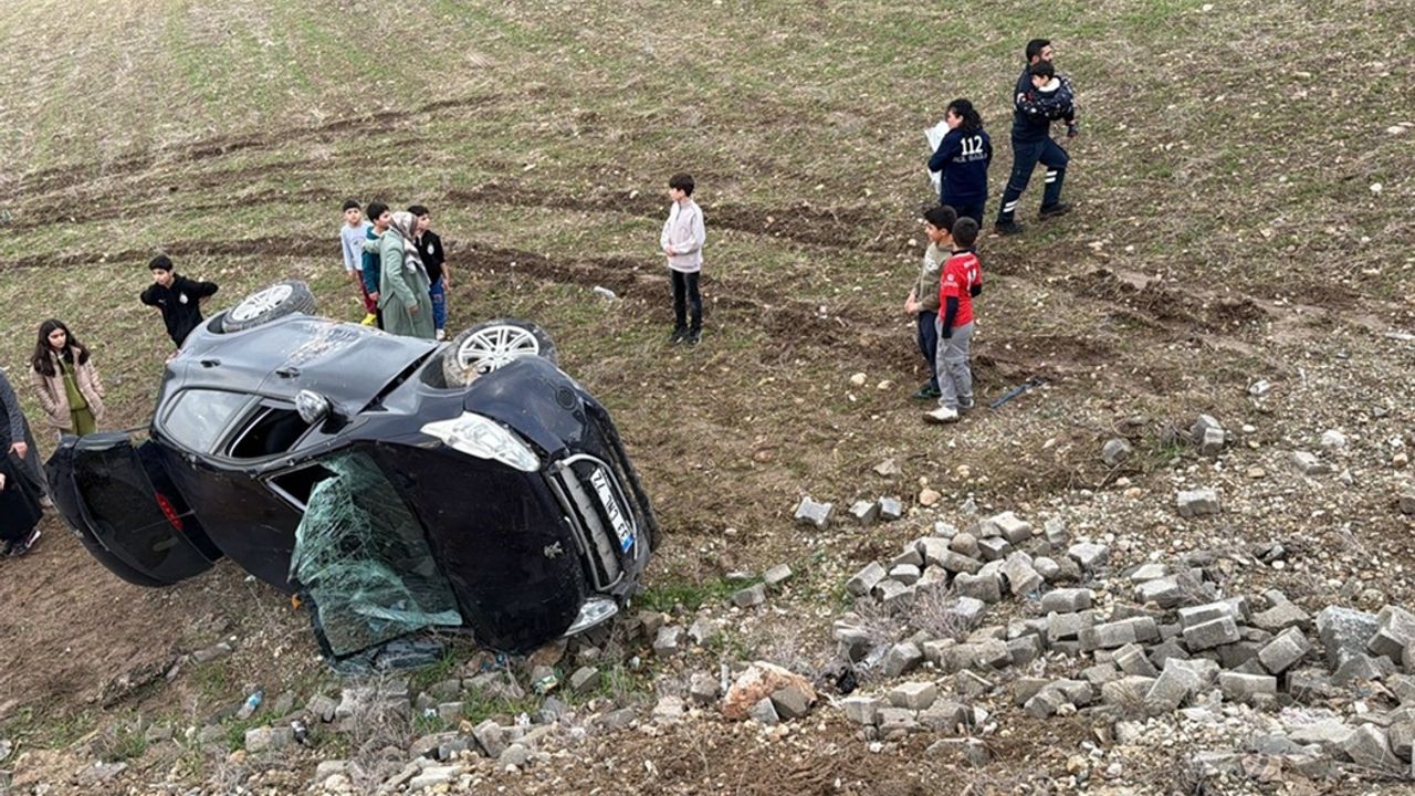 Batman'da araç devrildi, 3 kişi yaralandı.