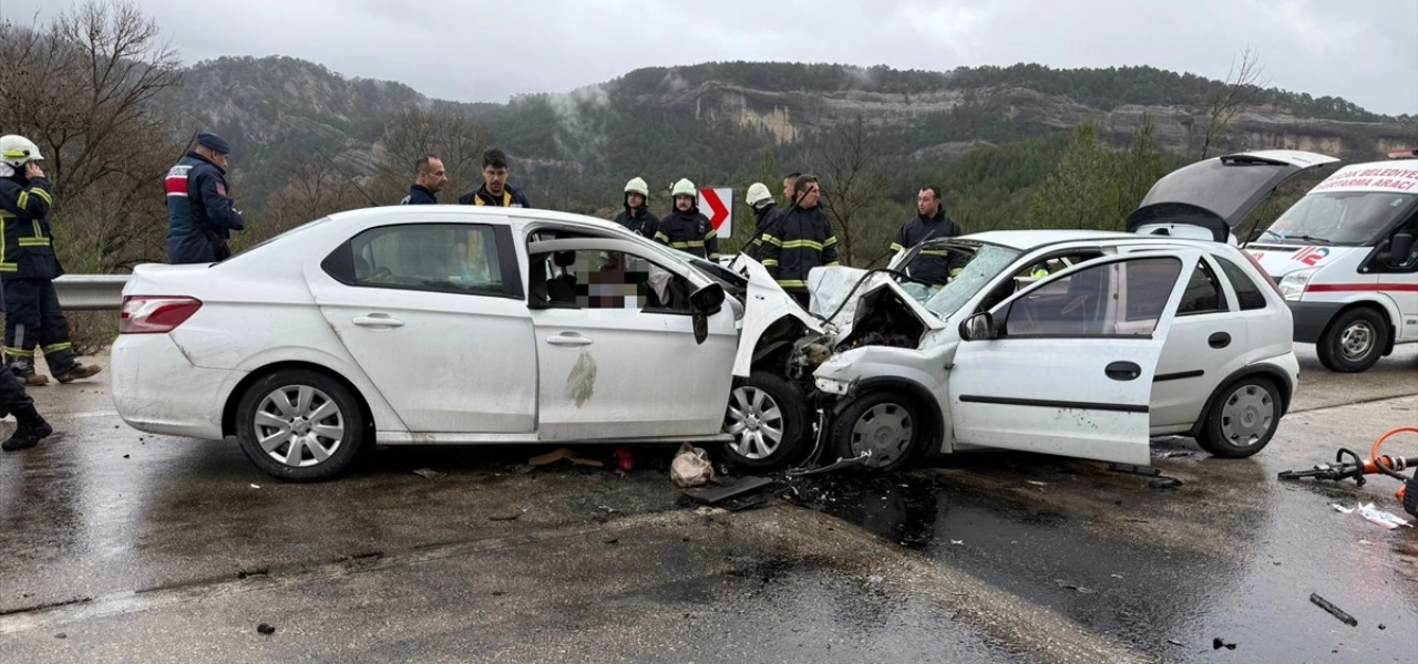 Burdur'da dehşet verici trafik kazasında 6 kişi hayatını kaybetti.