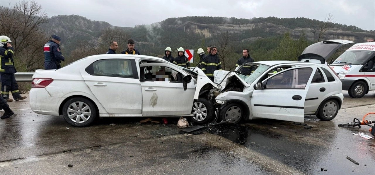 Burdur'da dehşet verici trafik kazasında 7 kişi hayatını kaybetti.
