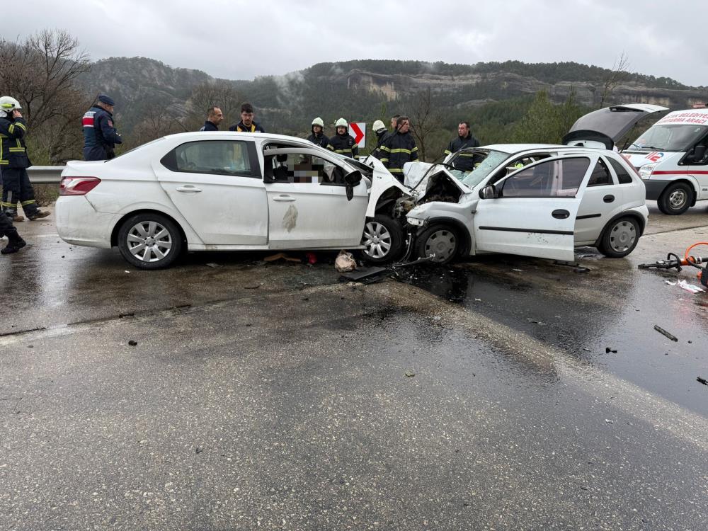 Burdur'da iki araç önden çarpıştı, altı ölü var.