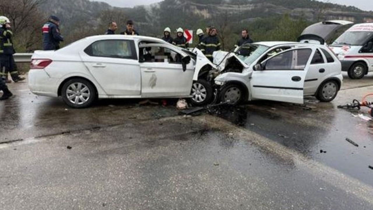 Burdur'da trafik kazasında 7 kişi hayatını kaybetti, 5 kişi yaralandı.