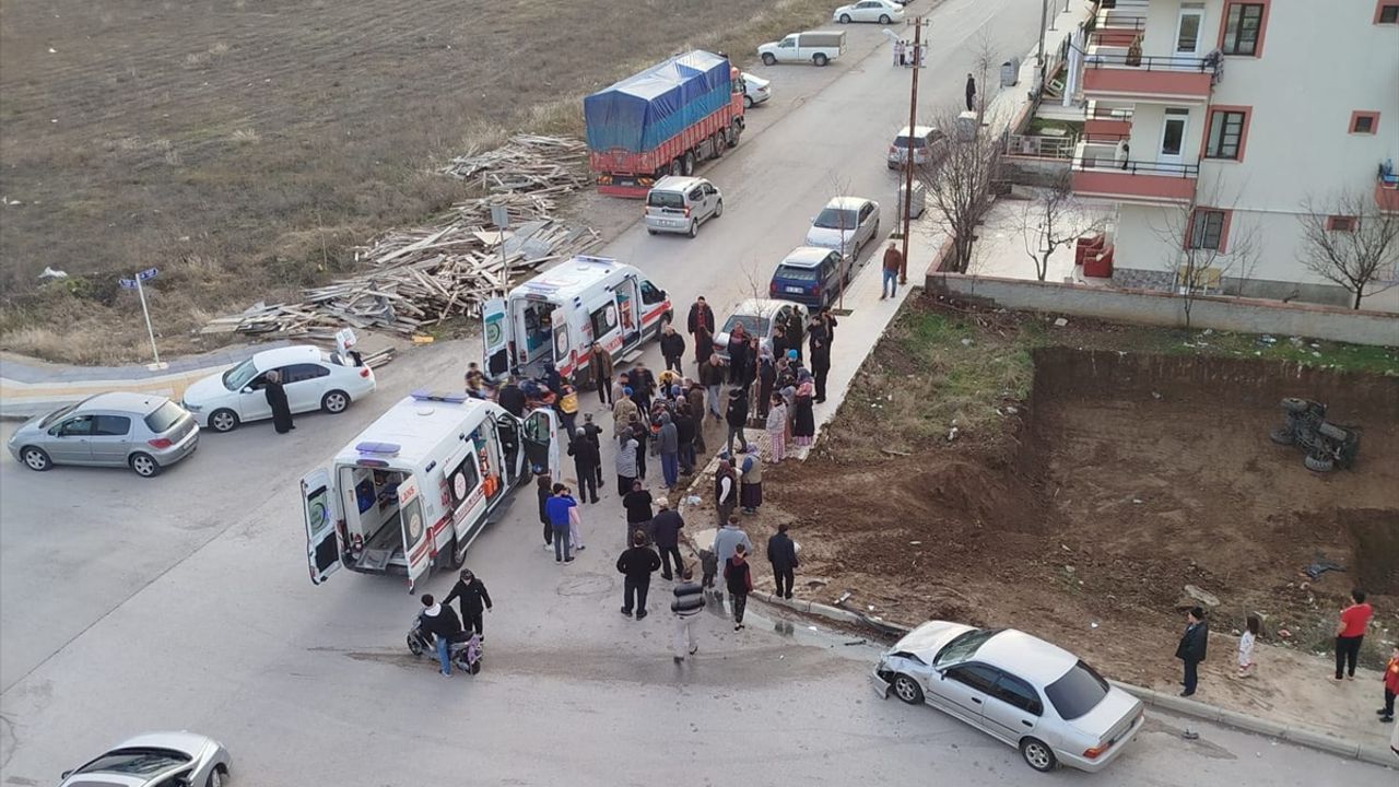 Çorum'da ATV ile araç çarpıştı, 2 kişi yaralandı.