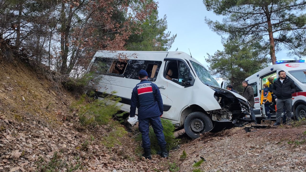 Karabük'te endişe verici kaza: 17 kişi yaralandı, minibüs şarampole devrildi.