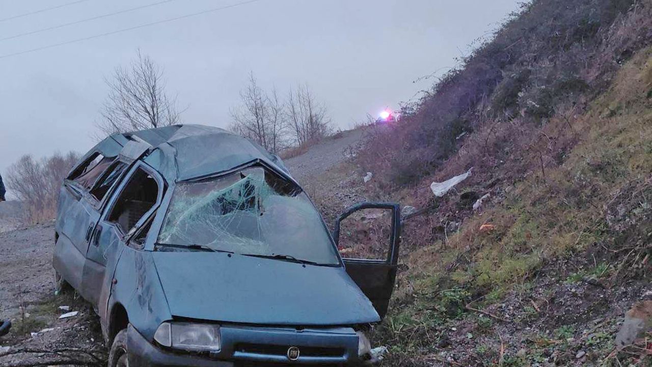 Samsun'da kaza: Araç devrildi, 2 kişi yaralandı.