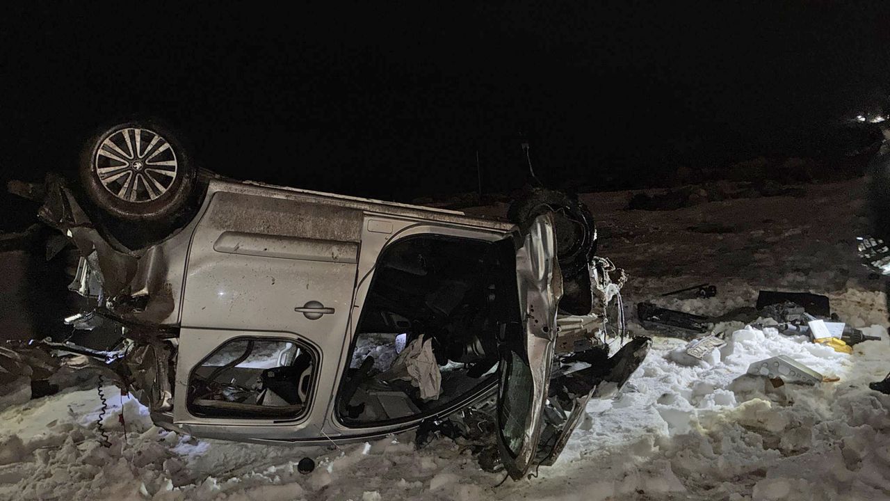 Şırnak'ta aracın uçuruma yuvarlandığı kaza sonucunda 1 kişi ağır yaralandı.