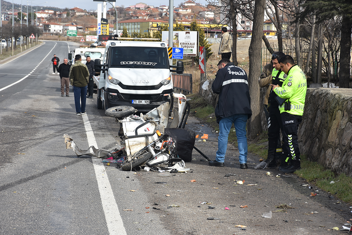 Trafik kazasında 3 araç karıştı, yaralılar var.