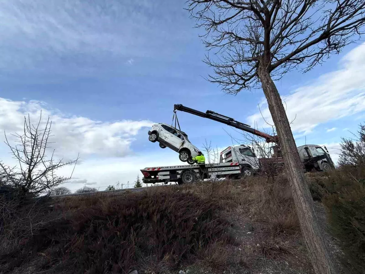Afyonkarahisar'da Kaza İle Sonuçlanan Trafik Olayı: 3 Kişi Yaralandı