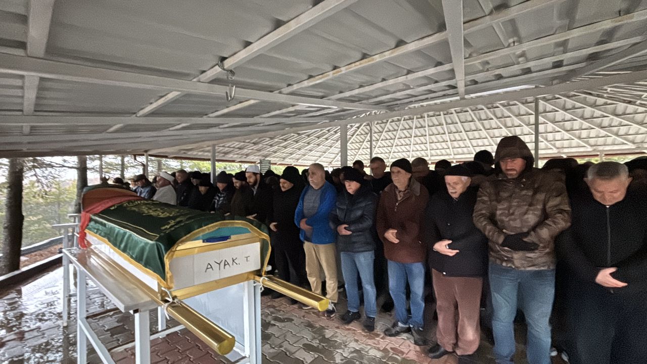 Antalya'daki trafik kazasında hayatını kaybeden anne ve kızı, Konya'da defnedildi.