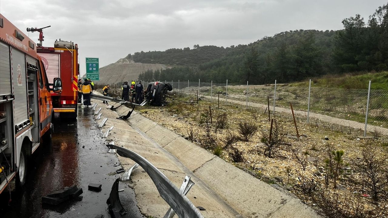 Aydın'da şiddetli trafik kazası: Araç, bariyerlere çarptı, 2 kişi hayatını kaybetti.