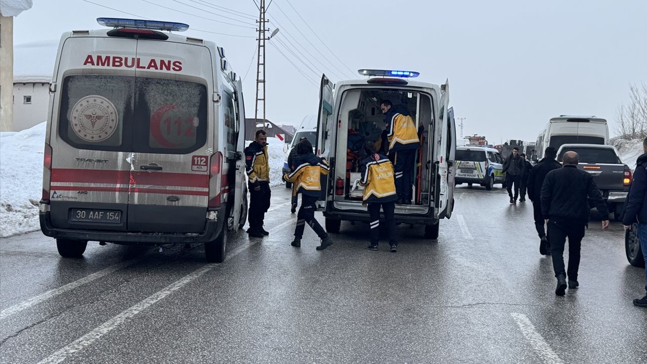 Hakkari'de minibüs ve otobüs çarpıştı, 18 kişi yaralandı.