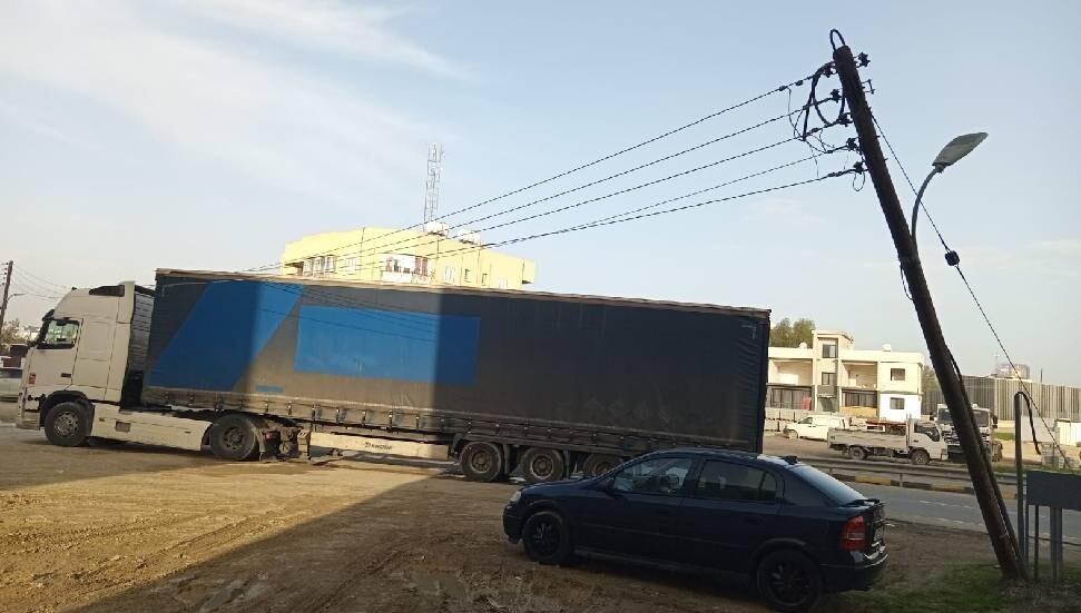 Hamitköy'de elektrik kesintisi devam ediyor: Kaza nedeniyle arıza onarım çalışmaları devam ediyor.