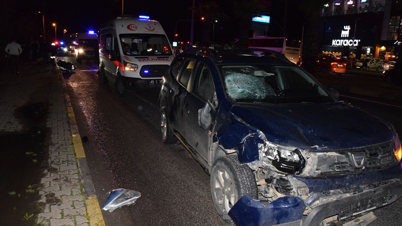 Manisa'da motosiklet ile araç çarpıştı, kaza sonucu 1'i ağır olmak üzere 2 kişi yaralandı.