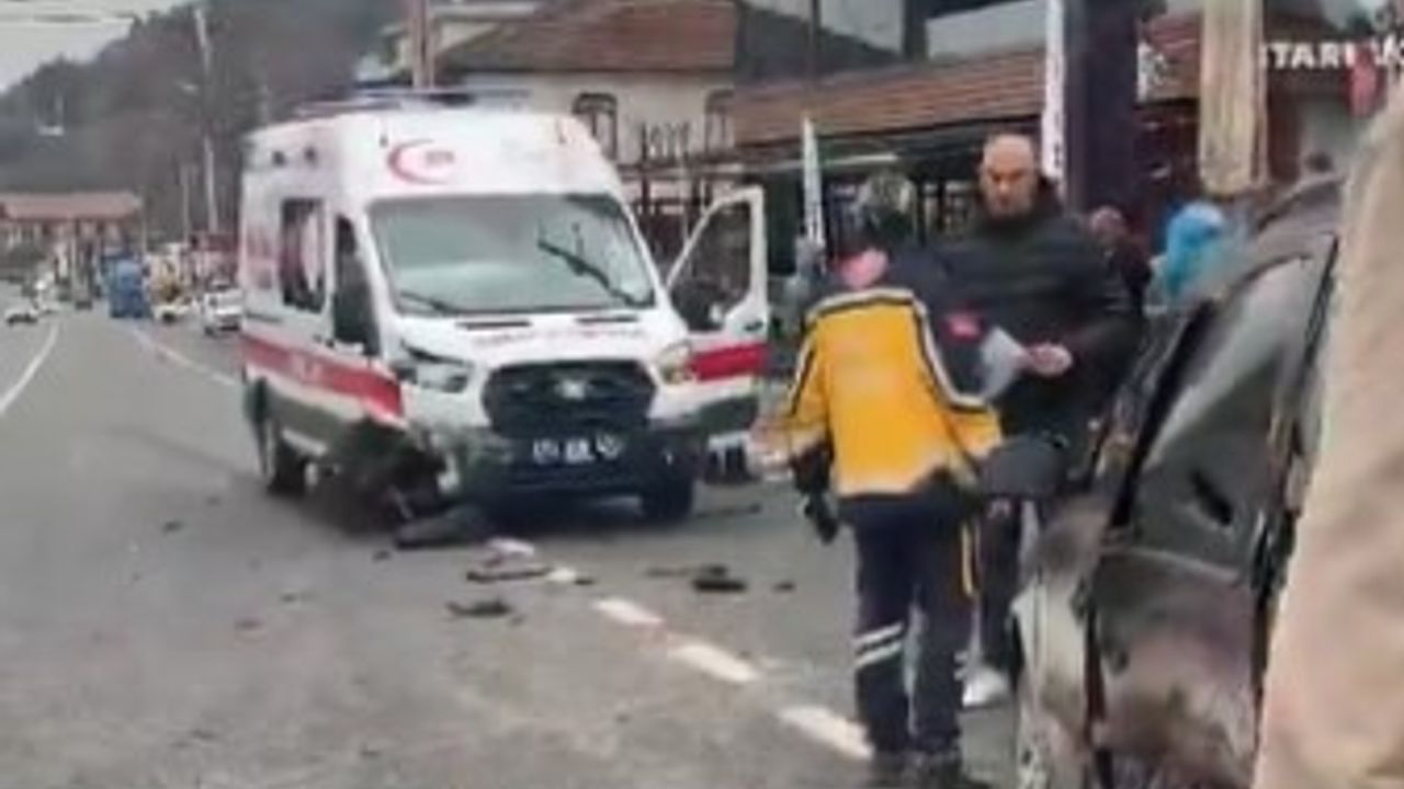 Sapanca'da endişe veren bir durum: Ambulans ve araç çarpıştı!