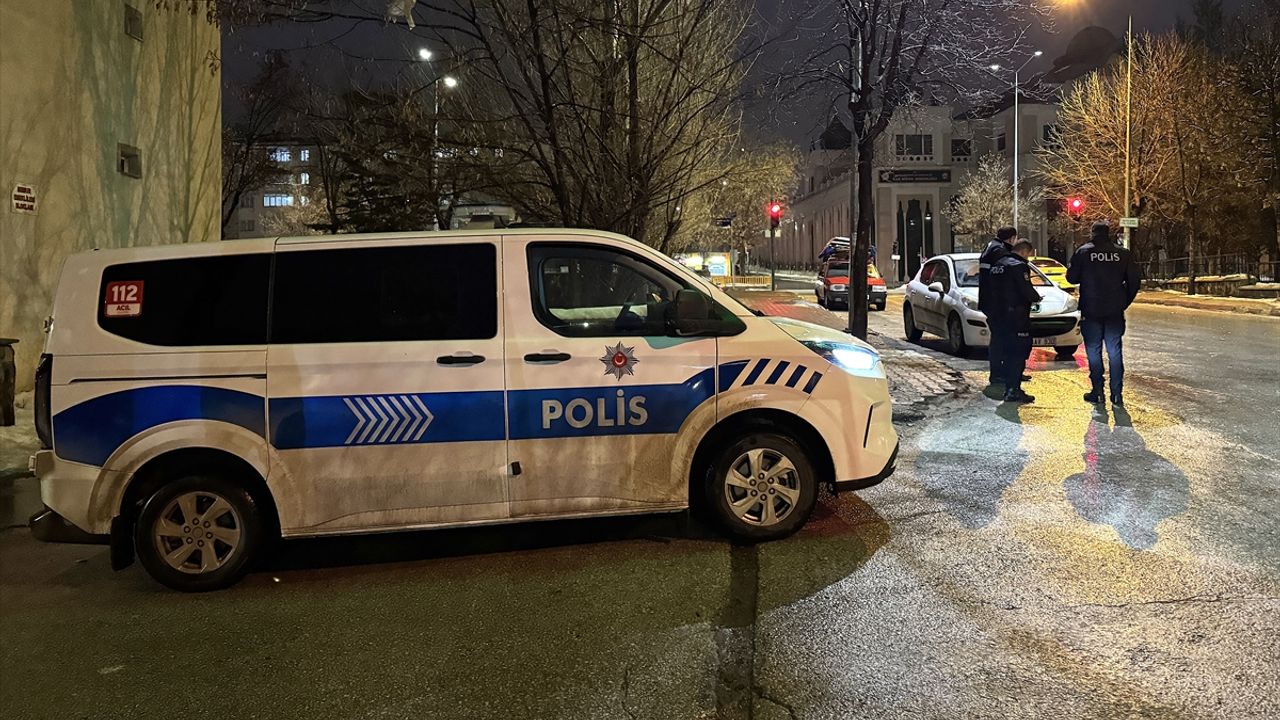 Taksi kaza yaptı, yaya ağır yaralandı.