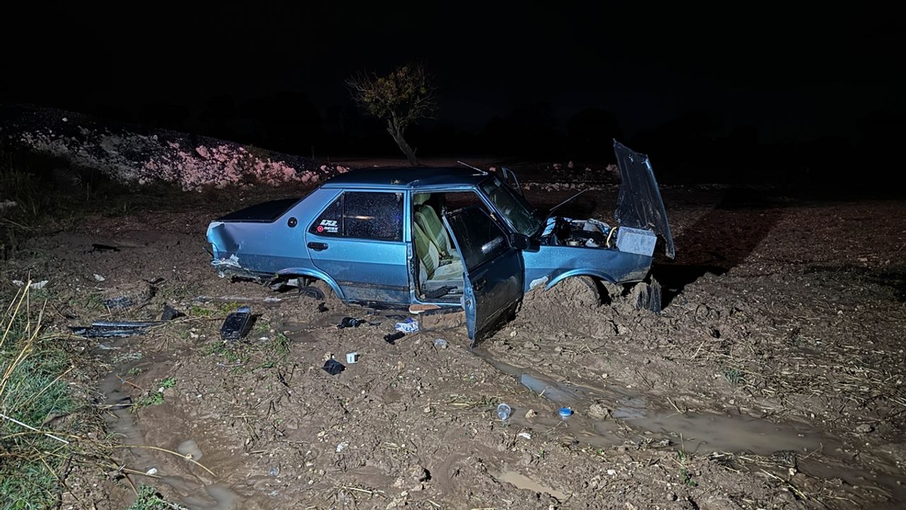 Uşak'ta gerçekleşen trafik kazasında iki araç çarpıştı ve 5 kişi yaralandı.