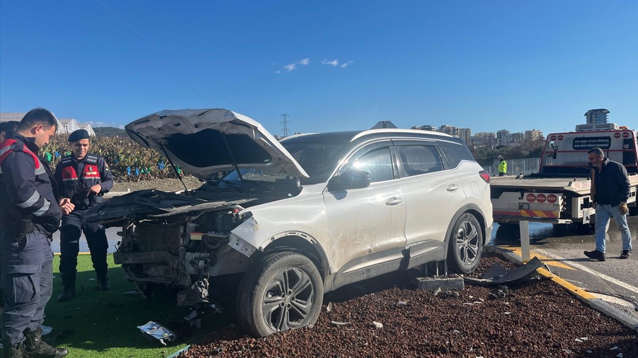 Alanya'da kaza: 2 araç çarpıştı, 3 kişi yaralandı.