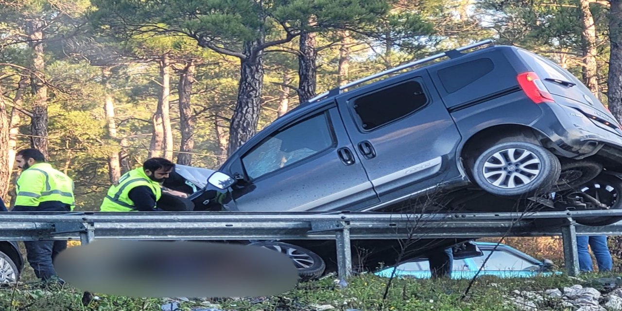 Asparan Kavşağı'nda dört kişi yaralı durumda.