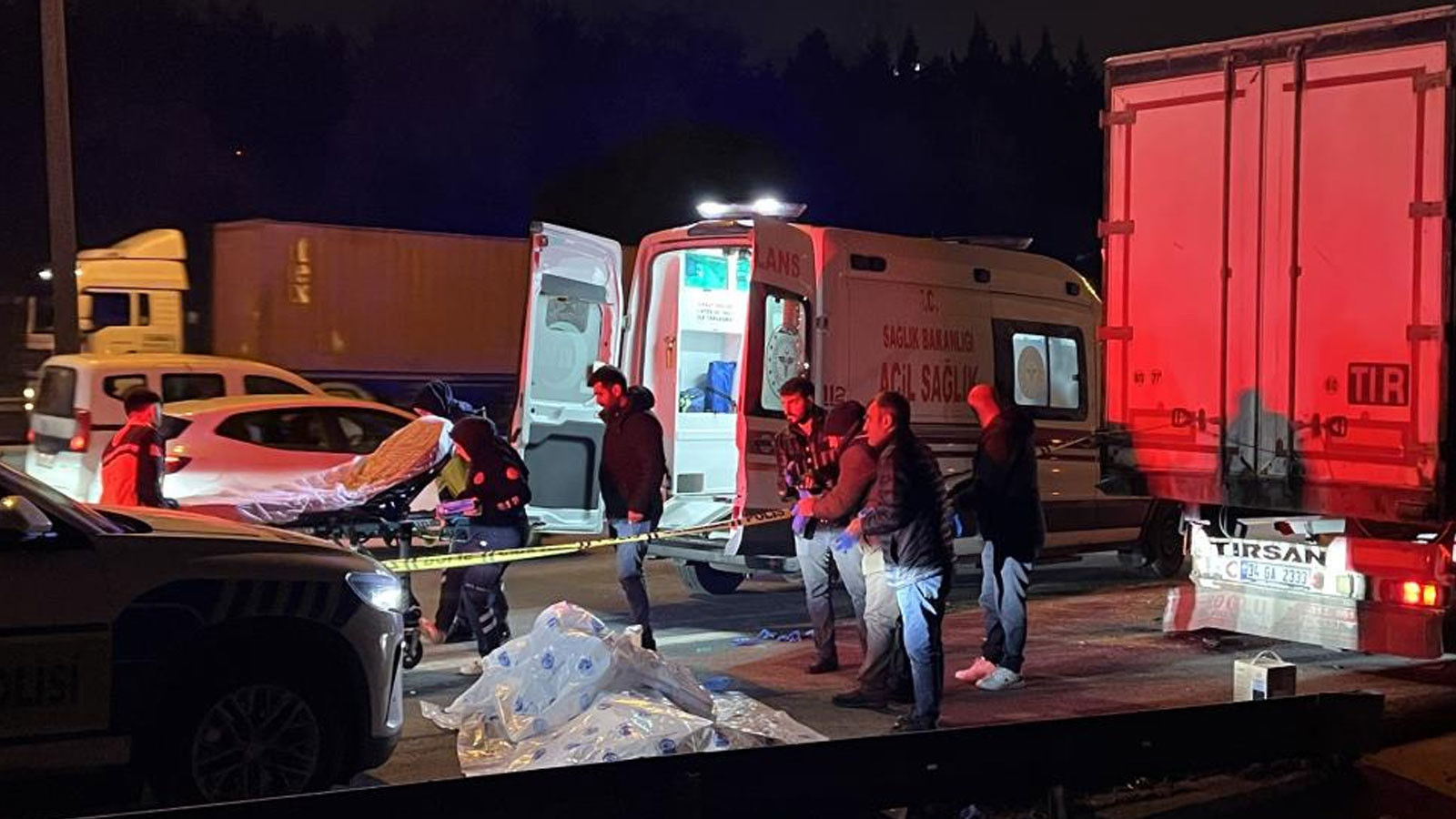Başakşehir TEM'de korkunç kaza! Arızalanan tıra çarpan motosiklet sürücüsü hayatını kaybetti