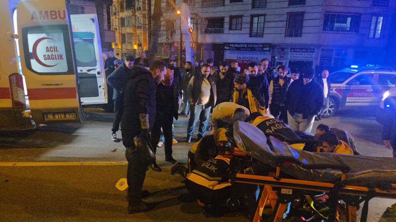 Bursa'da yaya ile motosiklet çarpıştı: 2 kişi yaralandı.