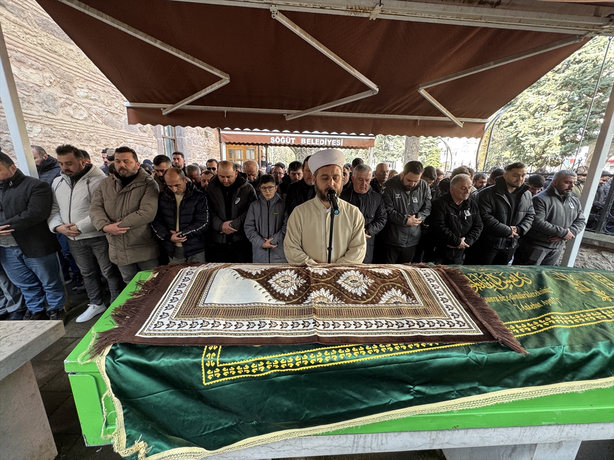 Erdi Demirsoy'un cenazesi Antalya'da yaşanan trafik kazasının ardından Bilecik'e getirilerek defnedildi.