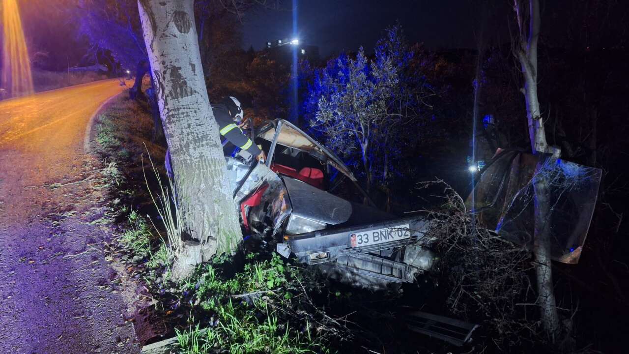 Hatay’da trafik kazasında araca çarpan sürücü araçta sıkıştı. 