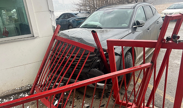 Iğdır'da Sabah Saatlerinde Meydana Gelen Kazada, Okul Önünde Gizli Buzlanma Nedeniyle Tehlike Oluştu.