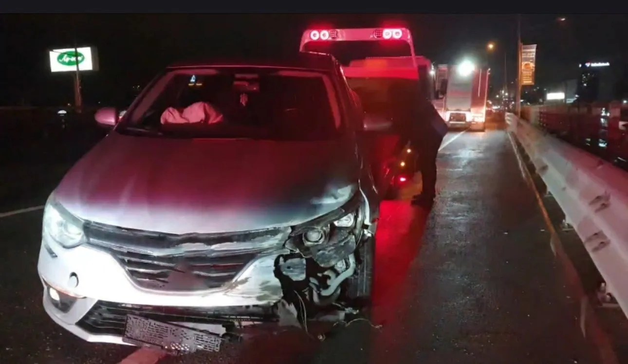 Kocaeli'de Araç Bariyerlere Çarptı Kazası