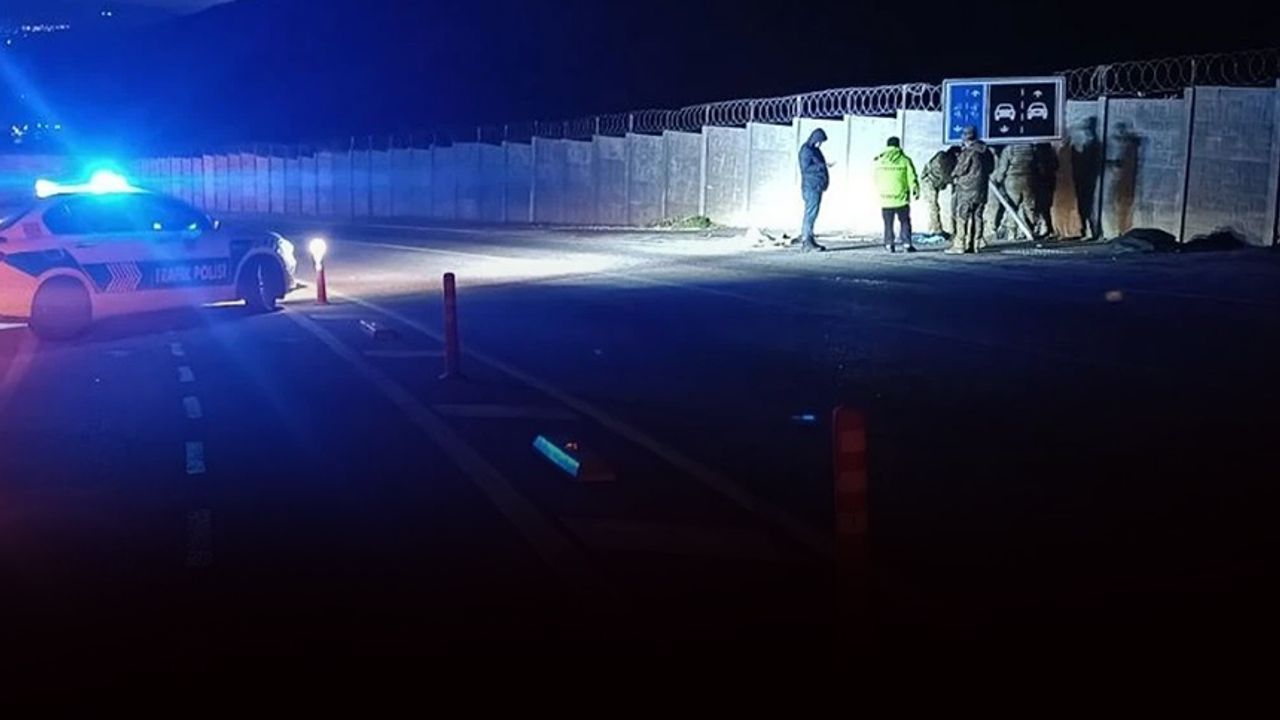 Levhaya ve ardından duvara çarpan motosiklet sürücüsü feci bir kaza geçirdi!