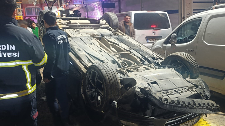 Otomobil 6 araca çarpıp devrildi.