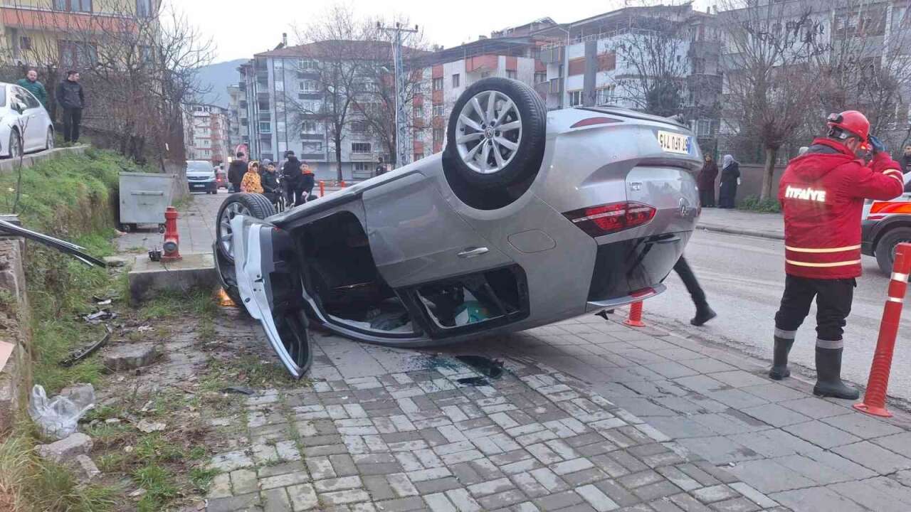 Devrek’te trafik kazası: Otomobil takla attı