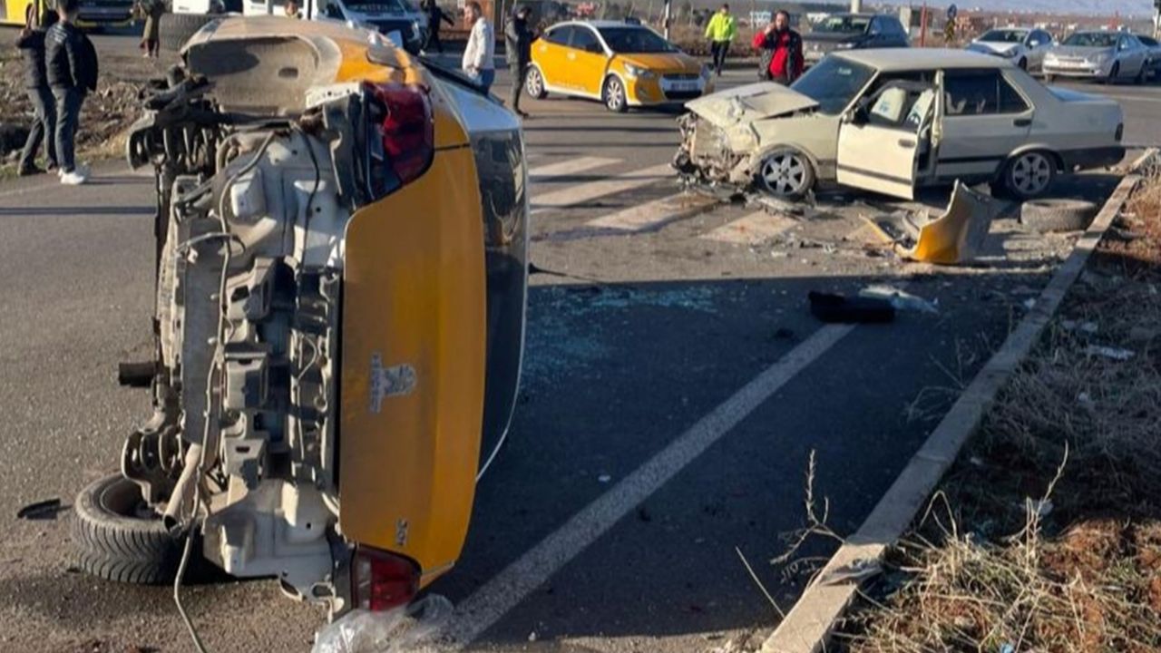 Diyarbakır'da taksi ile otomobil çarpıştı: 2 yaralı