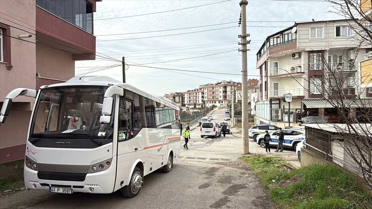 Kocaeli'de feci trafik kazası: Servisin çarptığı küçük çocuk hayatını kaybetti