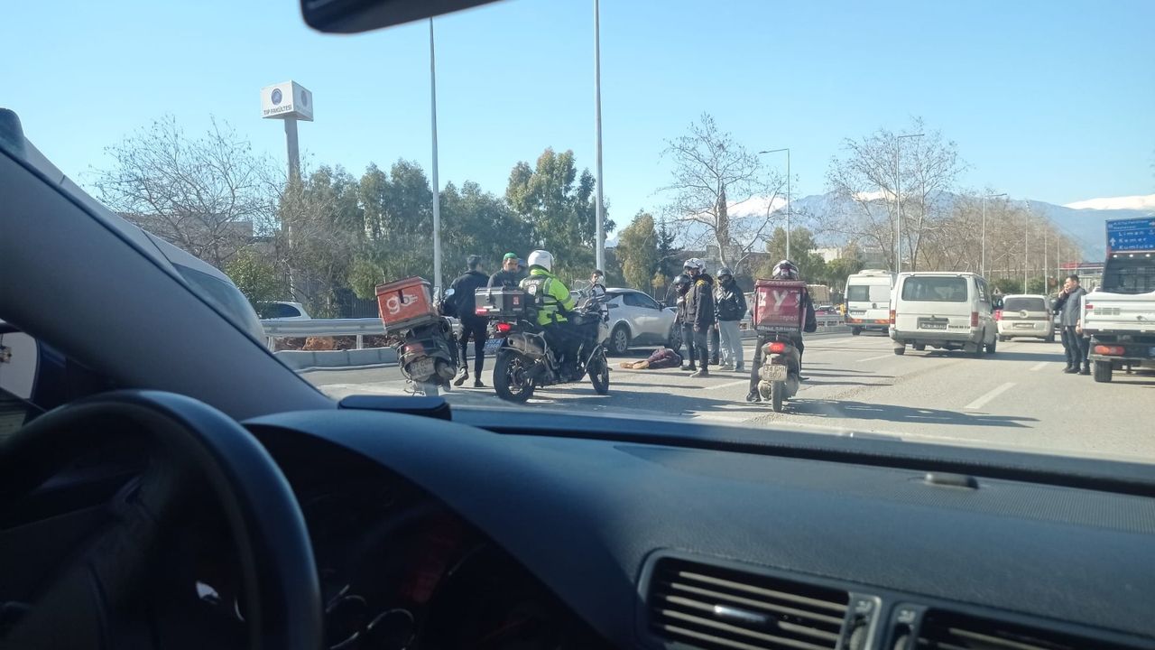 Üst geçitte korkutan kaza: Motokurye yere savruldu