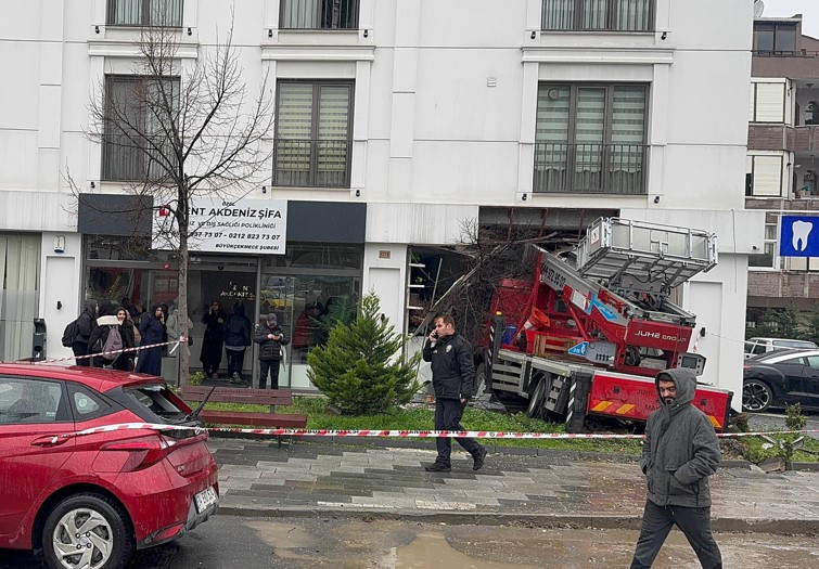 Büyükçekmece'de asansörlü nakliye kamyonu diş polikliniğine girdi