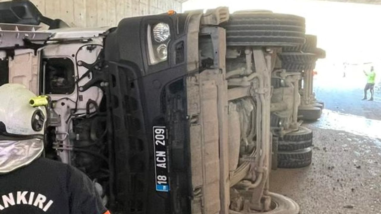Çankırı'daki trafik kazasında tır devrildi: 4 yaralı