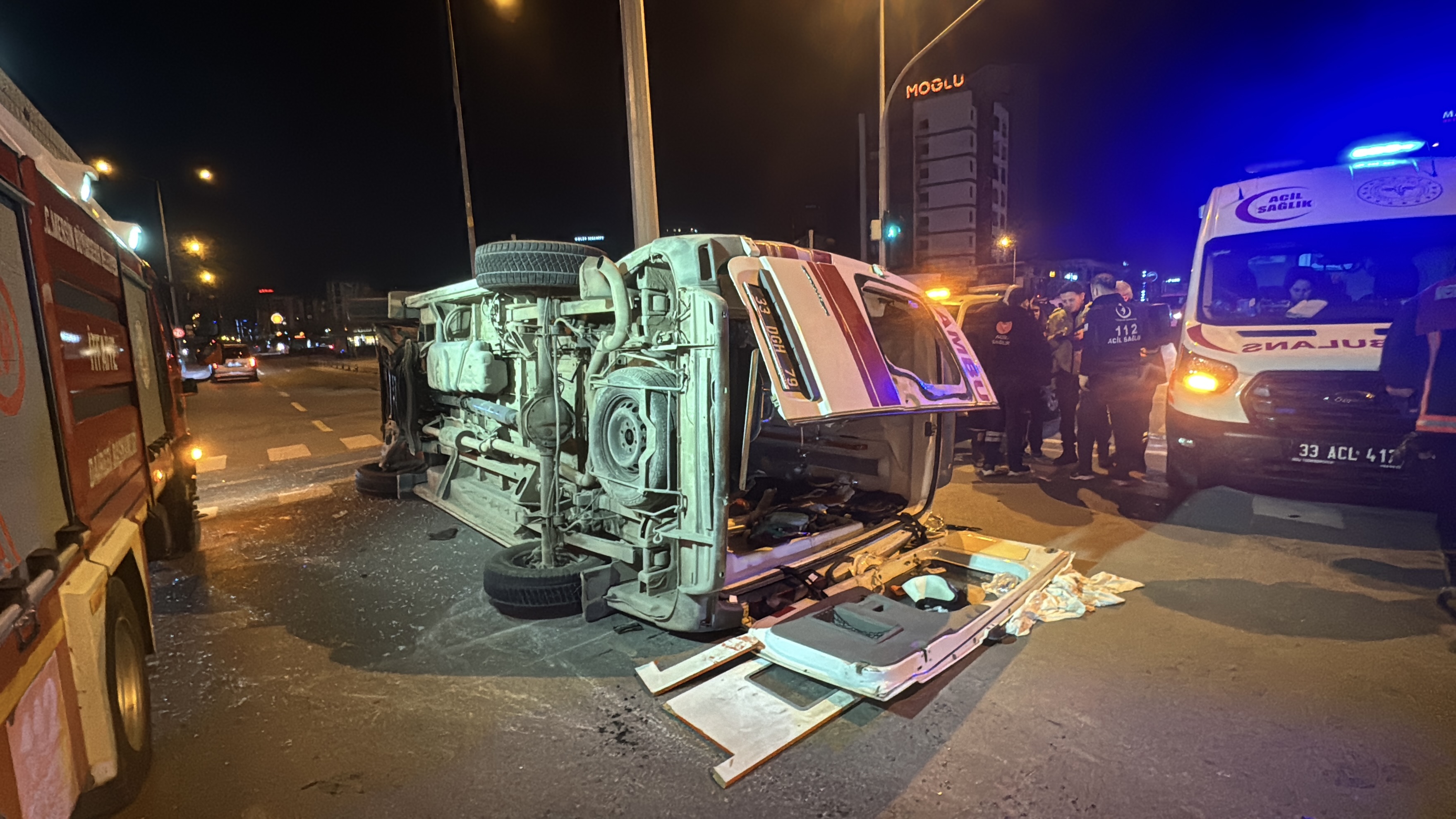 Hasta taşıyan ambulans kaza yaptı. 5 kişi yaralandı
