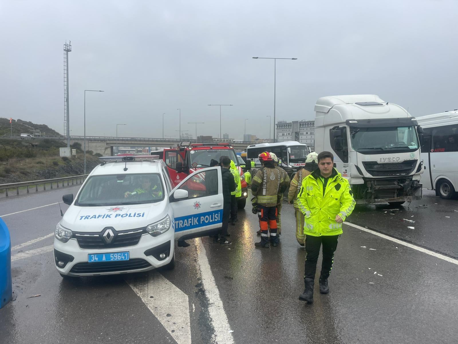 İstanbul'da feci kaza: Kuzey Marmara Otoyolu çift yönlü trafiğe kapatıldı