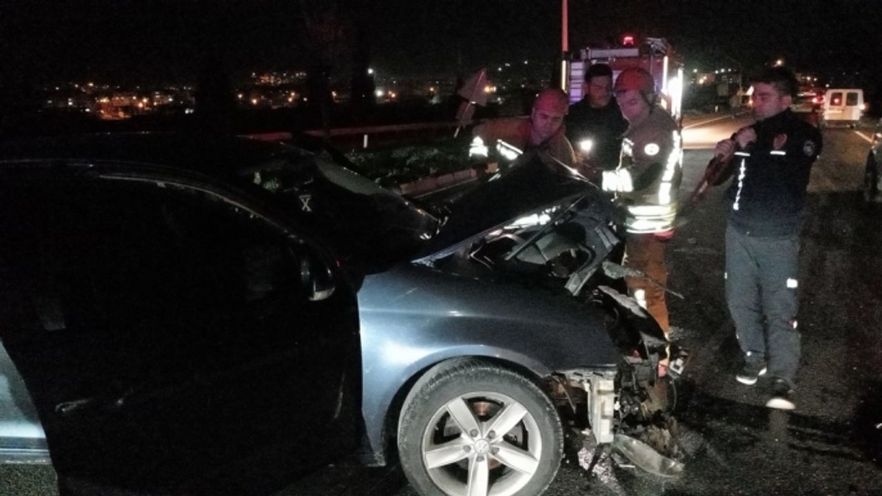 Manisa'da korkunç kaza: Otomobil bariyerlere saplandı!
