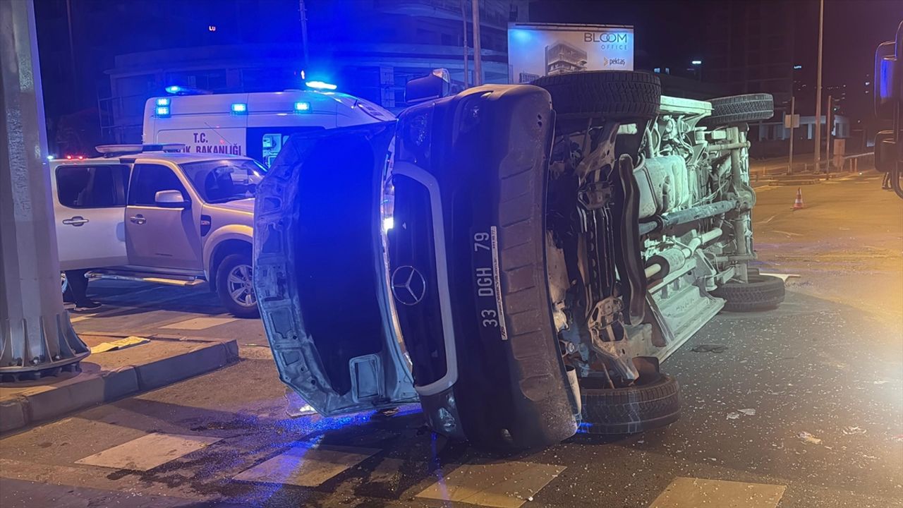 Mersin'de korkutan kaza: Ambulansla cip çarpıştı, 5 yaralı