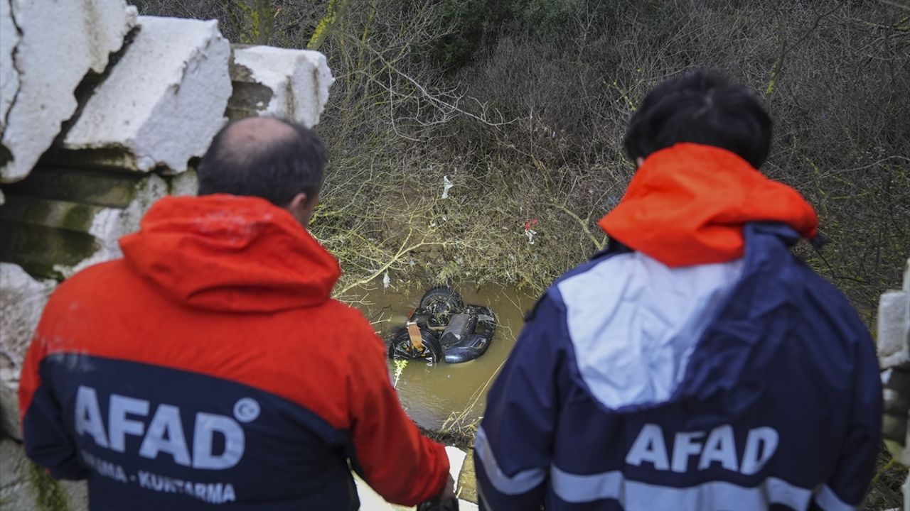 İzmir'de feci trafik kazası: Dereye düşen arabada 2 kişi hayatını kaybetti