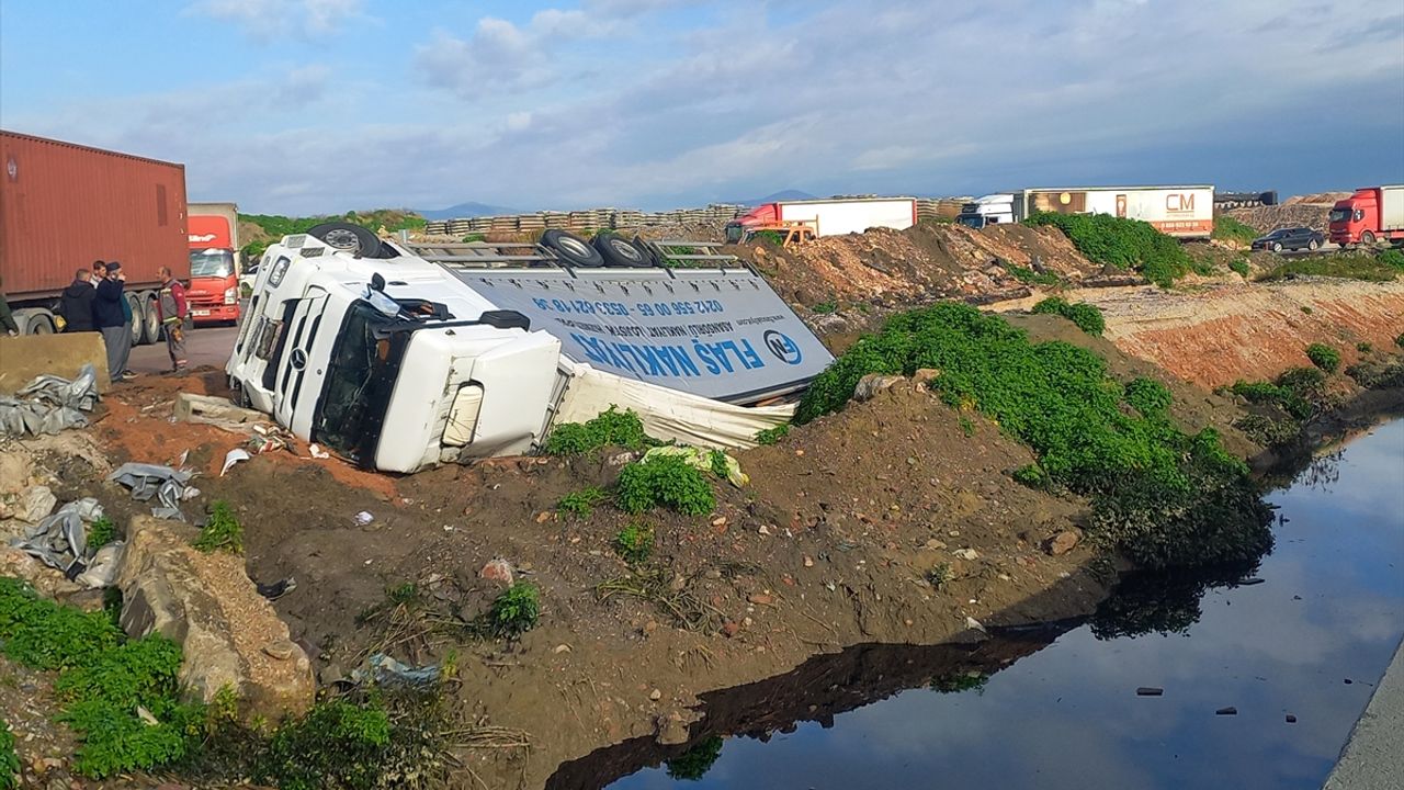 Manisa'da kamyonun şarampole devrildiği trafik kazasında 2 yaralı