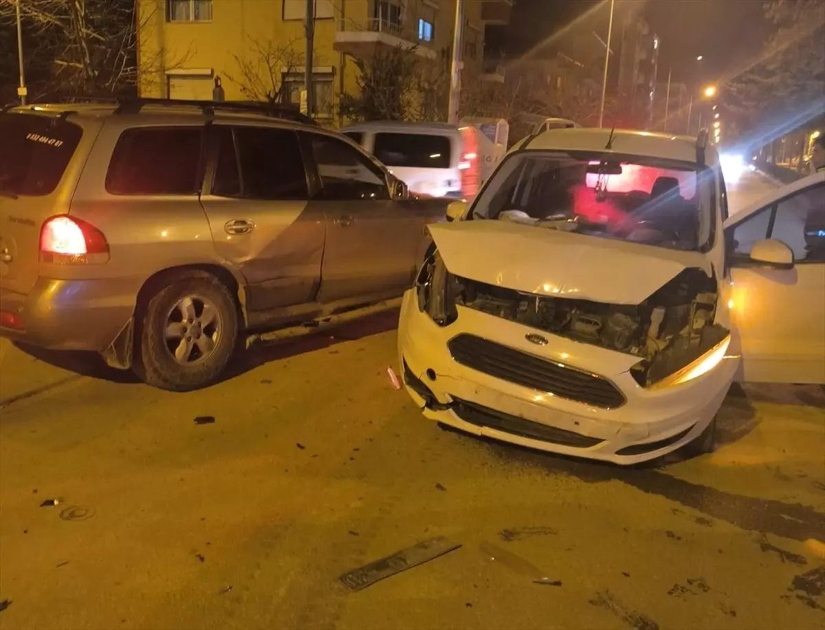 Merzifon'da Trafik Kazası: 2 Yaralı