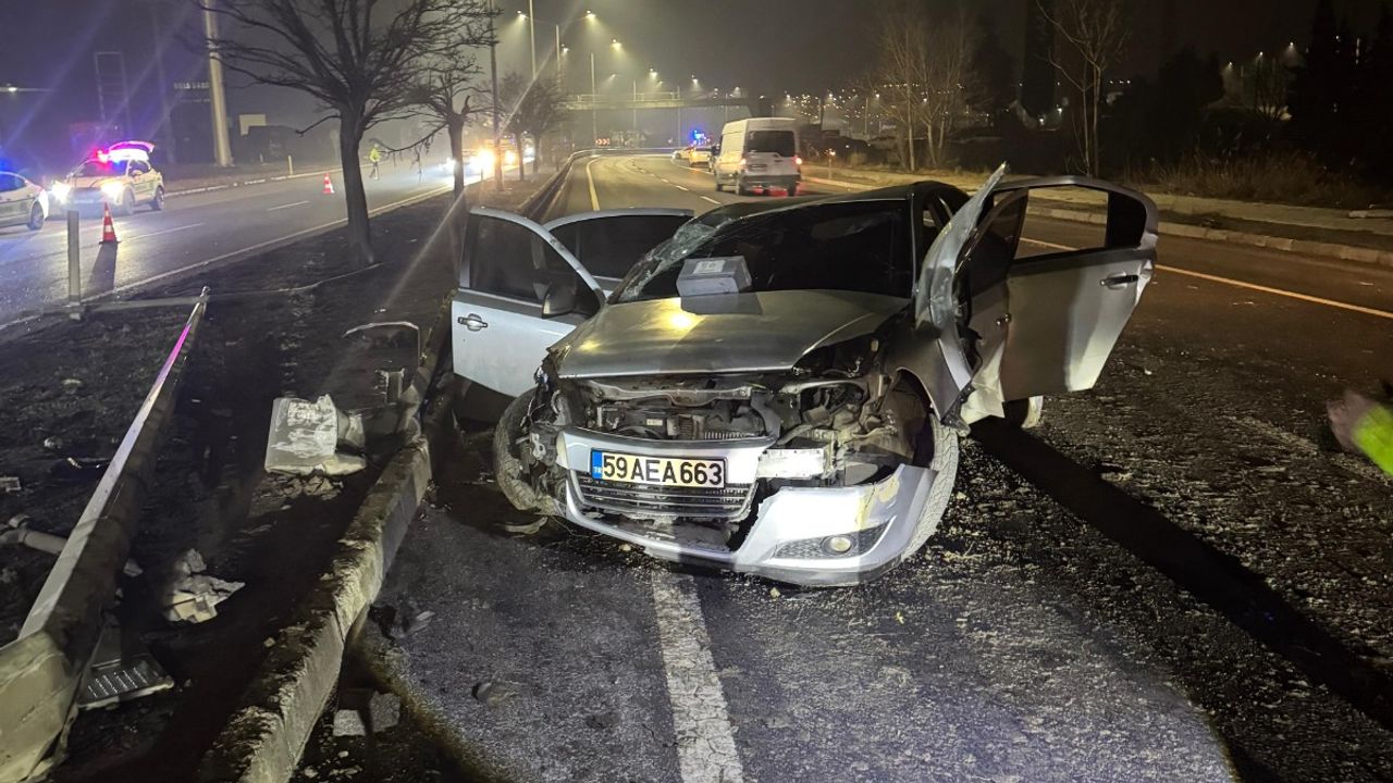 Tekirdağ'da arabanın aydınlatma direğine çarptığı trafik kazasında 3 yaralı