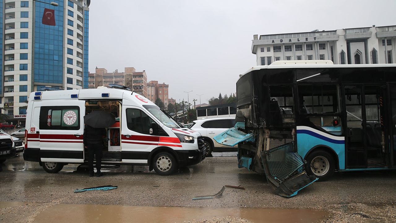 Antakya trafik kazasında tır otobüse çarptı: 4 yaralı